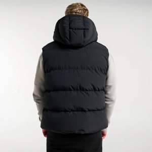 Gilet noir Capuche lourde avec rabat tempête et plusieurs poches pour une chaleur corporelle et un style ultimes - Product Image 3