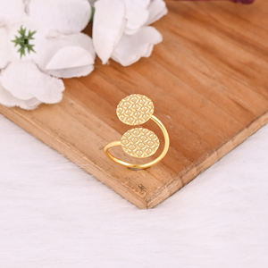 แหวนทองเหลืองชุบทองคำสีเหลืองสไตล์มินิมอล ดีไซน์เก๋ ปรับขนาดได้ เครื่องประดับเรียบหรูสำหรับผู้หญิง ของขวัญสำหรับใส่ในโอกาสสบายๆ และงานปาร์ตี้ - Product Image 4