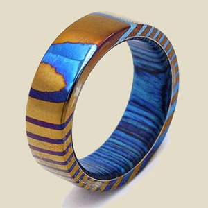 แหวนเหล็กดามัสกัสสีทำด้วยมือประดับไพลินสำหรับงานหมั้นหรืองานครบรอบปีแหล่งพลังงานคู่มือ - Product Image 1