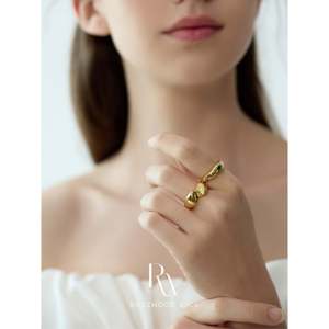 Anello a fascia in oro martellato fatto a mano, anti-ossidazione, con gemma verde, anello a sigillo con onda in lava dorata, in oro laminato con pietra tagliata - Product Image 6