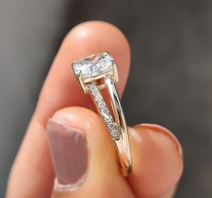 Bague de fiançailles en or 14K 18K pour femme, diamant de laboratoire certifié IGI de 1,00 à 5,00 carats, taille coussin et ronde, pavé partagé - Product Image 5