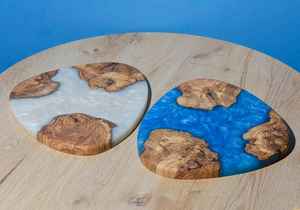 Tabla de cortar para pizza de resina de madera de acacia de forma redonda ecológica y tabla de cortar con asa para plato de pizza - Product Image 3