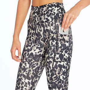 Leggings elásticos a rayas de algodón de cintura alta para mujer, pantalones de yoga al por mayor para uso diario, estilo deportivo para gimnasio con logotipo en la cintura - Product Image 2