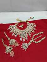 Parure de mariée ethnique de haute qualité plaquée argent Kundan, collier demi-longueur avec perles émeraude, incluant boucles d'oreilles et Maang Tikka pour mariage