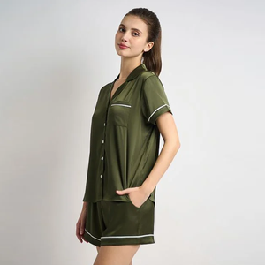 Pijama de satén corto personalizable para mujer, ropa de dormir de verano elegante con cintura elástica y cierre de botón, características suaves - Product Image 4