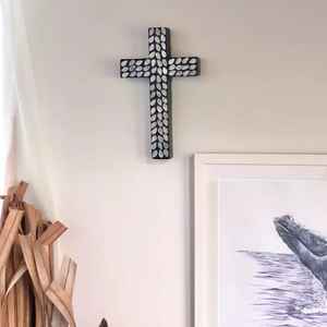 Croix religieuse de baptême en nacre blanche incrustée, design zen asiatique artisanal, sur mesure pour la décoration murale d'autel d'église ou de maison - Product Image 3