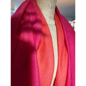 Tela de Lana Merino Fina, Color Rosa Intenso, Colección de Invierno - Product Image 2