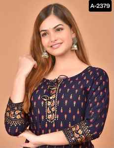 Nuevo material de rayón étnico indio Anarkali Long Kurtis con estampado de lámina y borde de encaje Festival Wear Kurtis con talla grande - Product Image 5