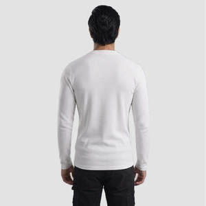 T-shirt Cloud Warm en blanc, tissu 100% coton respirant avec décoration boutonnée - Product Image 2