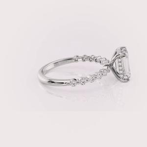 Bague intemporelle en argent sterling 925 massif plaqué rhodium avec diamant taille émeraude certifié IGI et pierres latérales rondes - Product Image 2