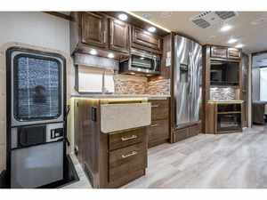 Autocaravana de Lujo C OACH ACCOLADE 2023 Usada, Emisión Euro IV, Motor de 4.5L, Caja de Cambios Automática, Asientos de Cuero, 8 Pasajeros, Aluminio - Product Image 5