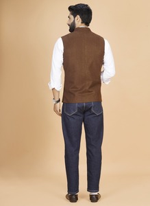 เสื้อกั๊กสีน้ำตาลสำหรับผู้ชาย น้ำหนักเบา ทรงเข้ารูป เหมาะสำหรับงานปาร์ตี้ในออฟฟิศและงานที่เป็นทางการ ลดราคาพิเศษ - Product Image 2