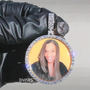 จี้รูปภาพพรีเมียมแบบเย็นสำหรับผู้ชาย/ผู้หญิง เงินแท้ 925 ประดับโมอิสซาไนต์ ชุบทองคำขาว โรเดียม ดีไซน์หรูหรา - Product Image 1