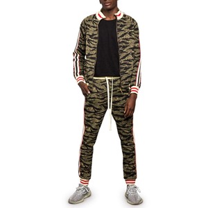 ชุดวอร์มกีฬาผู้ชายแบบสวมใส่สบาย ระบายอากาศได้ดี พิมพ์ลายแบบซับลิเมชั่น คุณภาพสูง ออกแบบโลโก้ได้ตามต้องการ ทรงโอเวอร์ไซส์ เหมาะสำหรับกิจกรรมกลางแจ้ง - Product Image 3