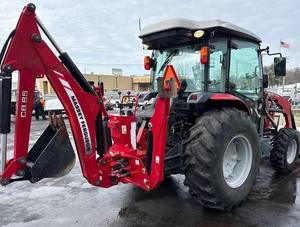 Tracteur Massey Ferguson GC17 avec chargeur frontal et arrière, transmission hydrostatique 4x4 pour l'agriculture, disponible à la vente. - Product Image 3