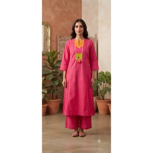Ensemble Kurta 2 pièces pour femme en soie 100% rose uni brodé, respirant, à manches trois-quarts, coupe décontractée et tissé - Product Image 1