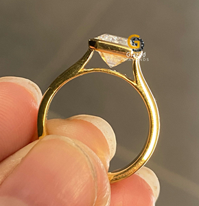 Atractivo juego de bisel de corte esmeralda de 3 quilates anillo de compromiso solitario de banda ancha cultivado en laboratorio para mujeres en oro amarillo de 10K - Product Image 4