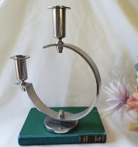 Double Bougeoir Vintage Art Déco Moderniste Forme Ronde Unique avec Base Pliée pour la Décoration de la Maison pour Noël - Product Image 4