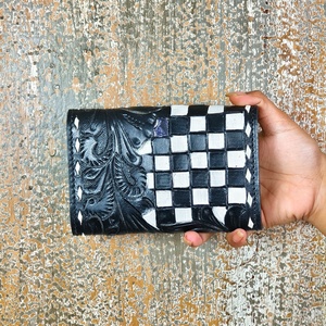 Tarjetero de Cuero 100% Genuino, Tallado a Mano con Diseño Floral y Patrón a Cuadros, Mini Cartera de Bolsillo para Tarjetas - Product Image 4