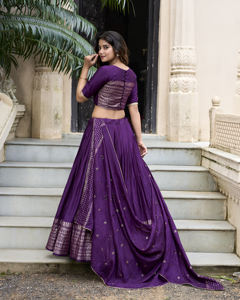 Lehenga Choli en soie Chanderi uni avec bordure en zari complexe et dupatta orné de paillettes, extensible et infroissable - Product Image 2