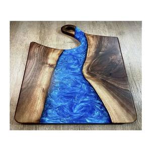 Tabla de cortar de resina hecha a mano, elaborada con resina de tono oceánico profundo para chefs, restaurantes y presentación de cocina casera - Product Image 5