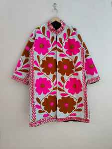 Veste florale bohème Suzani, faite à la main, brodée, longue veste en coton Suzani, veste longue artistique, vêtement unique de style bohème pour festival - Product Image 1