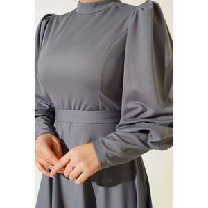 Robe plissée à manches ballon et à épaules Gris - Product Image 3