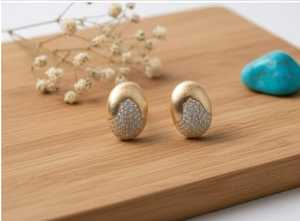 Pendientes de estilo elegante de primera calidad, joyería de diseñador polaco de oro alto con diamantes americanos, perfectos para fiestas y aspecto festivo - Product Image 4