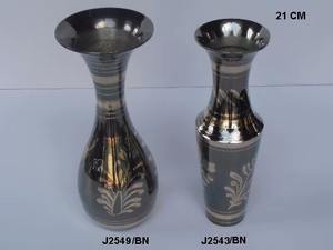 Vase en laiton noir de style traditionnel Accent décoratif vintage parfait pour les intérieurs de maison modernes et classiques - Product Image 3