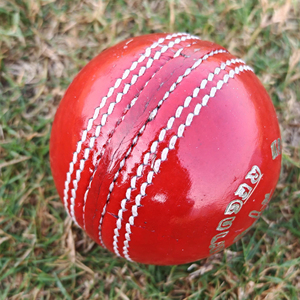 ลูกบอลคริกเก็ตหนัง Kookaburra เย็บด้วยเครื่องจักรคุณภาพ50 0VERS สีแดงจำนวนมาก - Product Image 1