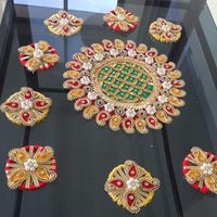 Porte-bougie tealight Rangoli avec fleurs artificielles et métal pour une décoration et des célébrations écologiques de Diwali à la maison