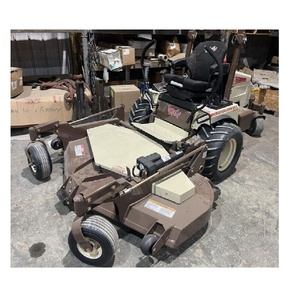 La tondeuse Grasshopper 900D, à fonctionnement fluide, est dotée d'un toit de protection haut de gamme et de 2 grands pneus motrices pour une traction à 100 %. - Product Image 1