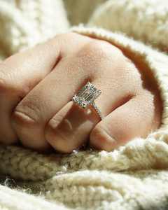 Bague de fiançailles en moissanite taille émeraude 12x8mm | Solitaire en or blanc avec bande pavée | Fabricant de bijoux fins de mariage de mariée - Product Image 4