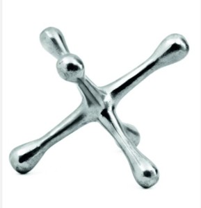 Dernière conception Figurine décorative Sculpture fait à la main en métal Jacks modèle haute qualité argent poli croix sculpter pour pièce maîtresse - Product Image 1