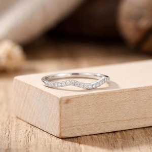 Bague demi-éternité incurvée en or massif 14 carats avec diamants de laboratoire taille ronde opulents 0,20 ct E-F VS, idéale pour le quotidien et comme cadeau - Product Image 4