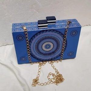 Ensemble complet tendance pour femme : Pochette en résine, collier avec breloque papillon vintage plaqué or et perles d'imitation, idéal pour mariage - Product Image 1