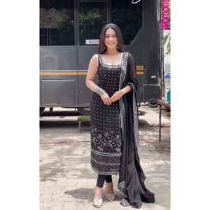 Adéntrate en el encanto sin esfuerzo con nuestro exclusivo juego de tres piezas diseñado para la comodidad cosido con gracia - Product Image 1