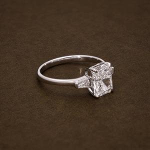 Anillo de Compromiso con Diamante Cultivado en Laboratorio, Corte Radiante, Claridad VVS, 2.34 CTW, Certificado IGI, Anillo de Tres Piedras con Diamantes Laterales en Baguette - Product Image 4