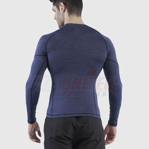Camisa de compresión de gimnasio ajustada para hombre, cómoda con paneles de malla transpirable - Product Image 2