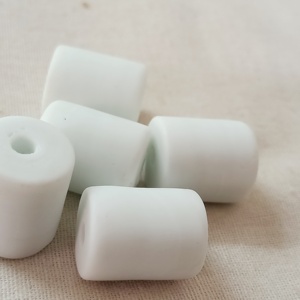 Perles de verre blanc mat en forme de cylindre et de tube, idéales pour les revendeurs de perles de verre et adaptées aux créateurs de bijoux - Product Image 5