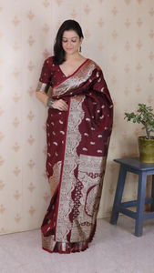 ส่าหรีผ้าไหมสีมารูนบานาราซีที่มีการทอผ้าสีเงินสลับซับซ้อนเหมาะสำหรับงานแต่งงานในโอกาสและสง่างาม - Product Image 4