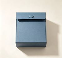 Boîte à bijoux en papier artistique bleu de luxe personnalisée avec charnières, gaufrage et insert en velours rose pour emballage cadeau de collier, bracelet, bague