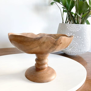 Bol de service en bois fait à la main avec une forme et une texture organiques apportant chaleur et style à la décoration de la cuisine - Product Image 1