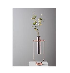 Portavelas de metal con acabado antiguo para agregar encanto y carácter a la decoración de su comedor o sala de estar - Product Image 5