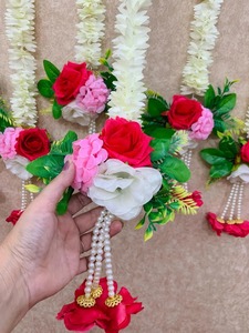 ดอกมะลิสีขาวกับดอกกุหลาบหนักพวงมาลัยดอกไม้ pongal ตกแต่งฉากหลังสำหรับการตั้งค่า nikha