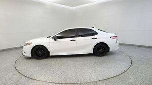 Toyota Camry SE Nightshade 2020, Tracción Delantera, con Transmisión Automática, Asientos de Cuero Claro, Neumáticos R18, Cámara Trasera, Motor Turbo, Usado - Product Image 6