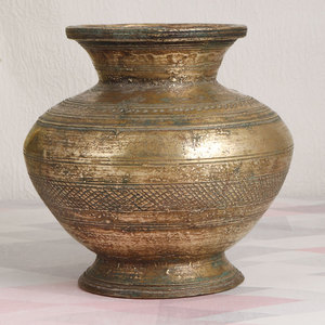 Maceta de agua de latón dorado moderna hecha a mano Puja Kalash para ceremonias macetas para decoración del hogar - Product Image 2