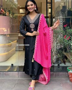 Radiant banarasi ชุดเดรสผ้าไหมและกางเกงสไตล์วินเทจปาร์ตี้พร้อมปักดอกไม้ Chinon dupatta มีขนาด XL - Product Image 1