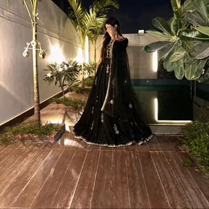 ชุดอนาร์กาลีสีดำล้วนพร้อมผ้าคลุมไหล่ ประดับด้วยงานปักมือ เสื้อผ้าอินเดียและปากีสถาน - Product Image 1