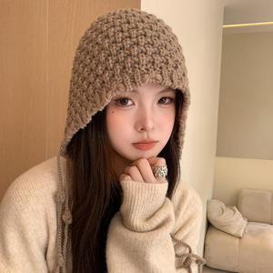 Bonnet tricoté chaud à pompons pour femme, collection automne-hiver, rouge du Nouvel An, fait main, protection des oreilles, style mignon et doux - Product Image 3